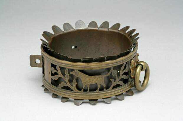 Викторианский латунный ошейник, датированный 1844 годом. /Фото:bonhams.com