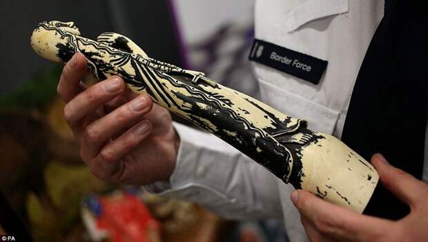 Разнообразие конфискованной контрабанды в аэропорту Лондона аэропорт, контрабанда, конфискация, Лондон, таможня