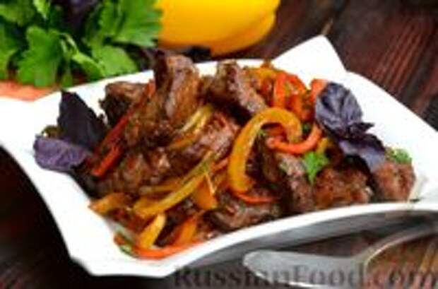 Фото к рецепту: Жареная куриная печень с овощами, мёдом и соевым соусом
