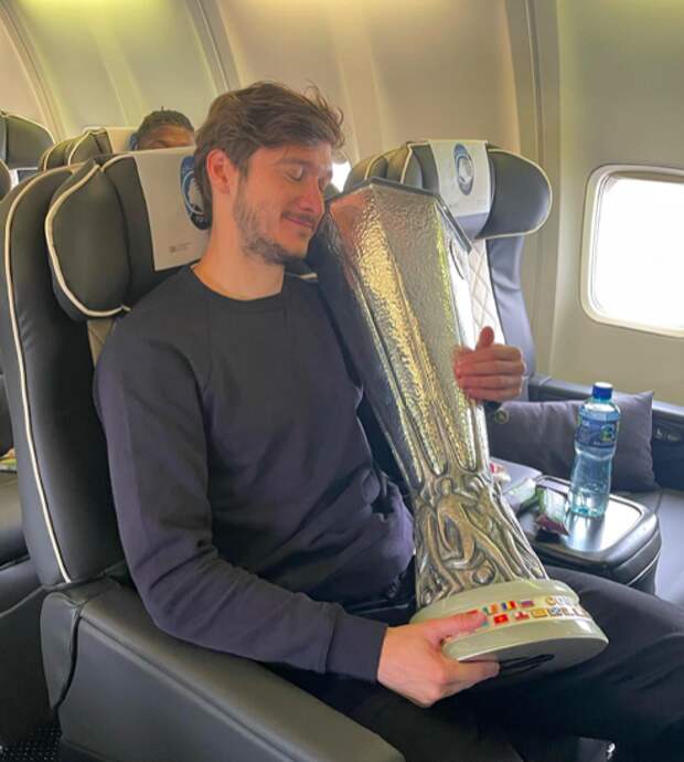 Миранчук выложил фото с кубком Лиги Европы из самолета: «Я все еще сплю?»