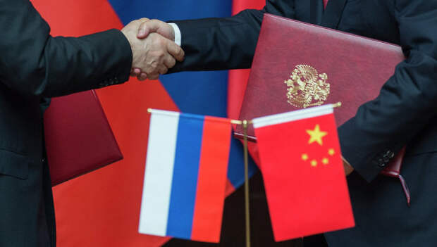 Владимир Путин и Си Цзиньпин на церемонии подписания документов по результатам российско-китайских переговоров Владимир Путин и Си Цзиньпин на церемонии подписания документов по результатам российско-китайских переговоров