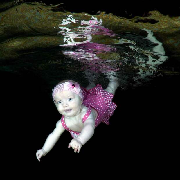 Счастливые украинские дети под водой