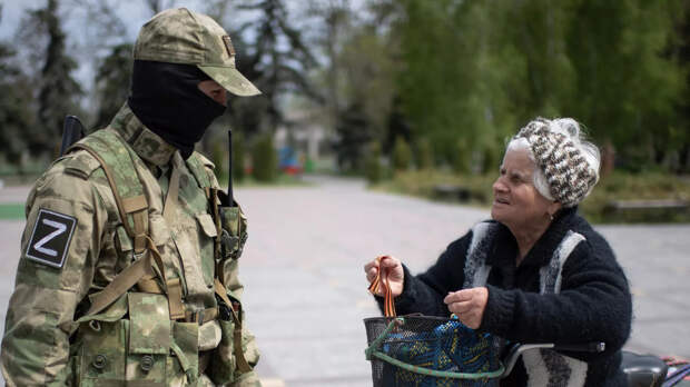 Российские военнослужащие раздают георгиевские ленточки жителям Херсонской области - РИА Новости, 1920, 08.06.2022