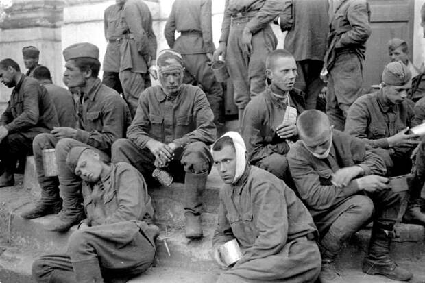Война без прикрас: правдивые фотографии русских и немецких солдат в плену