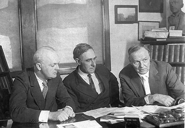 Дадли Малоун, Джон Нил и Клэренс Дэрроу, адвокаты Джона Скоупса, на пресс-конференцию в Чикаго, 1925 год. Фото: AP