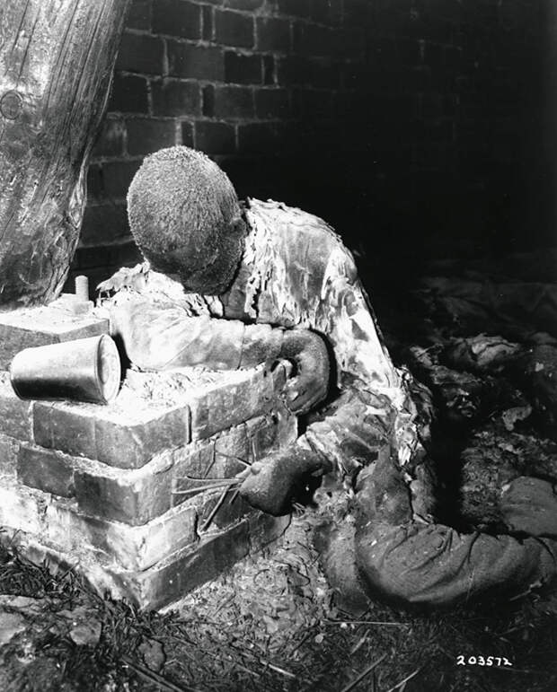 Сгоревший узник лагеря Гарделеген. 16 апреля 1945 год Сгоревший узник лагеря Гарделеген. 16 апреля 1945 год
