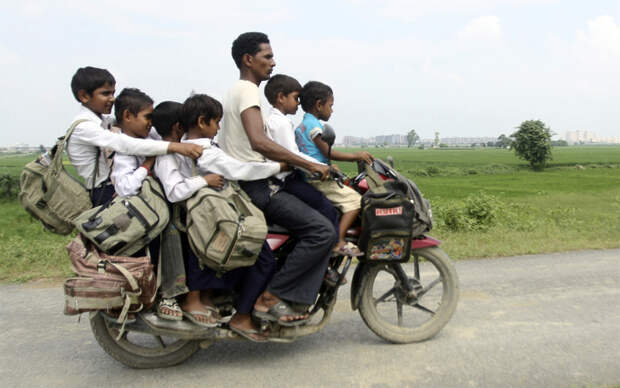 14 рискованных и пугающих дорог, по которым добираются в школу дети со всего мира