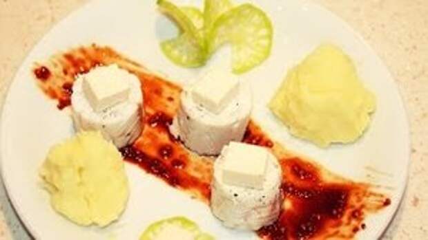 Фото к рецепту: Рулетики из судака с сырной начинкой с пикантным соусом