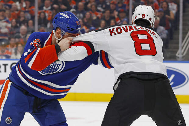 Россиянин заступился за капитана команды и подрался с канадцем в матче НХЛ