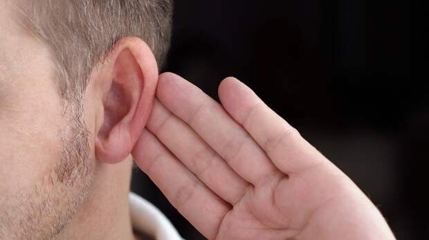 Оториноларинголог пояснил, почему с возрастом люди слышат хуже