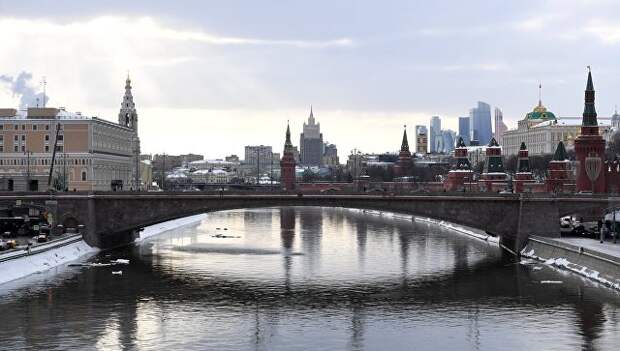 Московский Кремль и Кремлевская набережная. Архивное фото Московский Кремль и Кремлевская набережная. Архивное фото