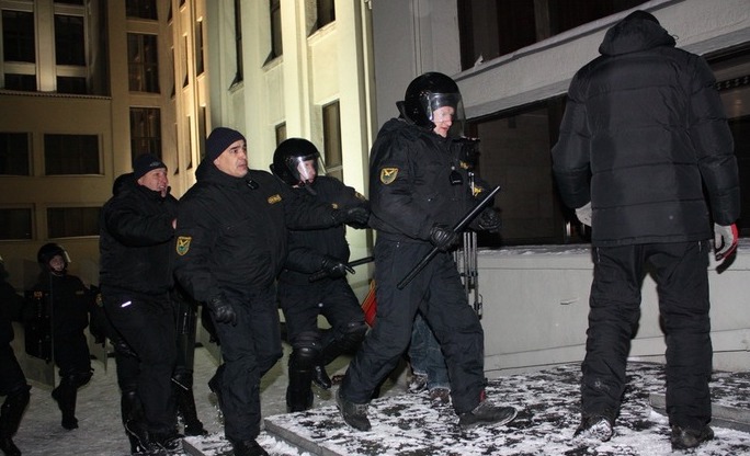 10 лет назад белорусы уже пытались добиться отставки Лукашенко. Вот 7 фото с митинга