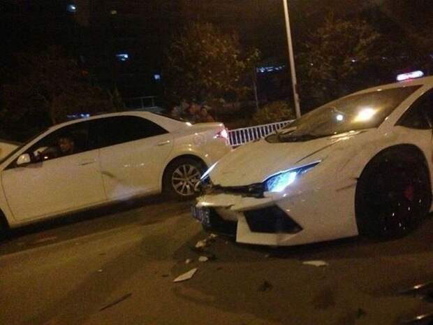 Внедорожник уселся на морду шустрого Lamborghini (3 фото)