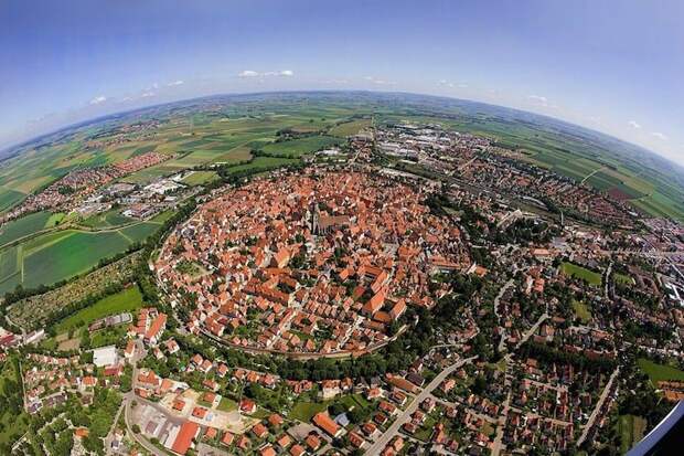 Баварский городок Нёрдлинген, построенный в метеоритном кратере, возникшем 14 млн лет назад достопримечательности, другой взгляд, интересно и познавательно, с другого ракурса