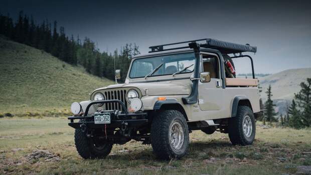 Jeep cj-8 scrambler. Внедорожник Jeep CJ-8 Scrambler — лакомый кусок для коллекционеров. С 1981 года по 1986-й построено всего 27 792 машины. Для сравнения, за 11 лет производства модель CJ-7, на которой основана модификация с удлинённой колёсной базой, разошлась тиражом 379 299 экземпляров.