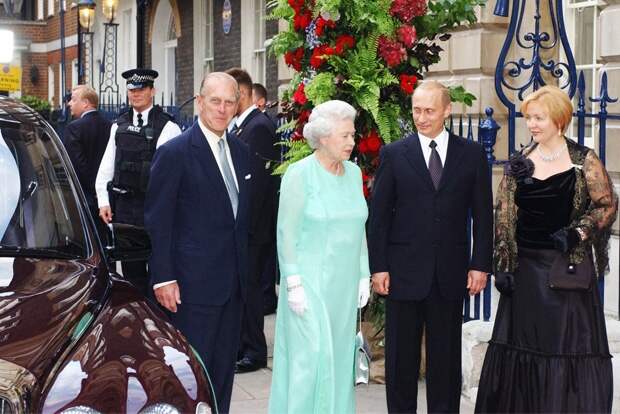 Владимир Путин, Людмила Путина, королева Великобритании Елизавета II и ее супруг герцог Эдинбургский Филипп в Лондоне 27 июня 2003 года