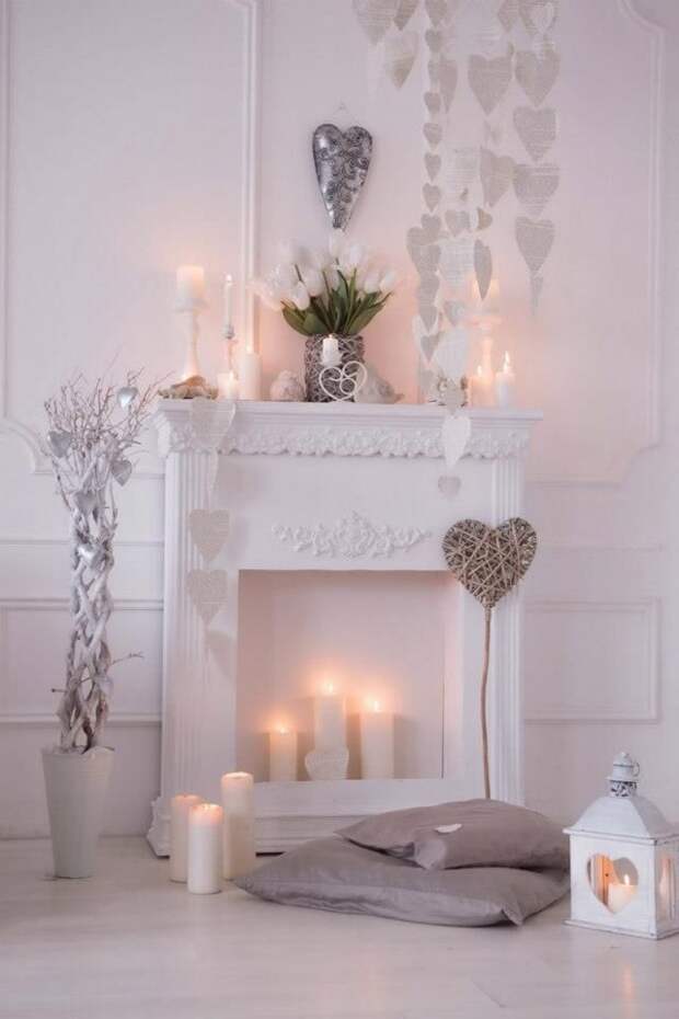 Романтическая обстановка у белоснежного камина со свечами 