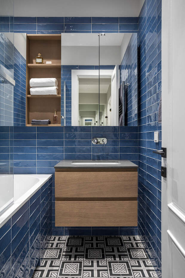 синяя плитка в ванной