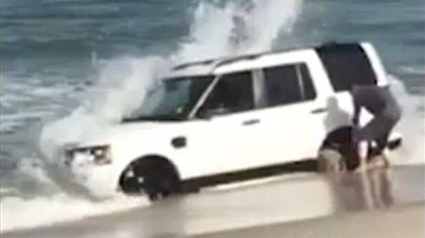 Затонувший "Титаник": Мужчина пытается откопать свой Land Rover из цепких песков у океана