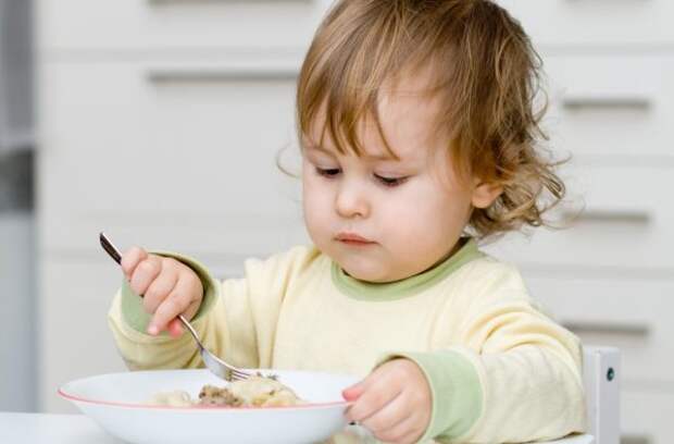 Ребёнок с едой