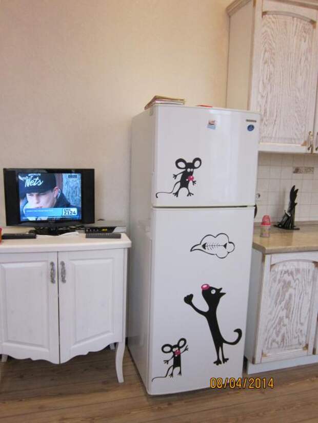 Холодильник поменяем, хотели встроенный, но очень маленькие, поэтому решили просто купить большой холодильник.