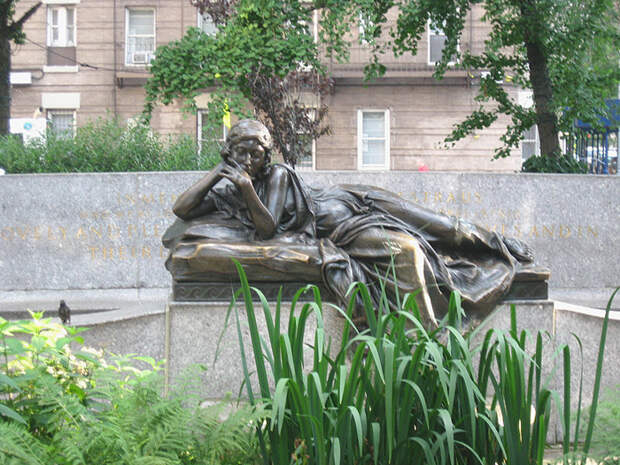 Мемориал Иде и Исидору Штраус в парке Штраус в Нью-Йорке.