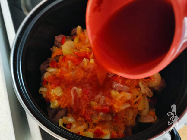 Готовлю аппетитный гуляш "a la russe" по самому любимому рецепту. Мясо получается сочным, нежным. Пальчики оближешь!