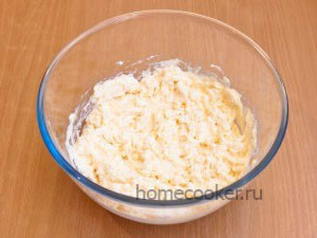 Сырники с ягодным соусом Dobavlyaem yajtsa 300x225 Сырники с ягодным соусом