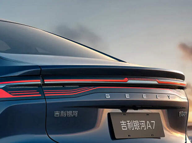 Аналог Toyota Camry и Honda Accord от Geely с запасом хода 2100 км, расходом 2 л на 100 км и мощностью 238 л.с. Geely Galaxy A7 EM-i показали во всей красе