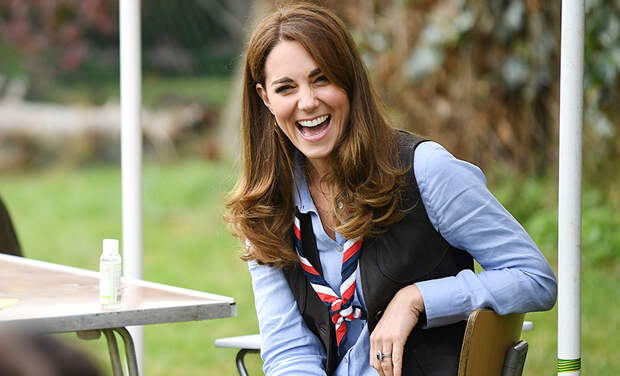 Маршмеллоу на костре и открытки для дома престарелых: Кейт Миддлтон встретилась с юными скаутами