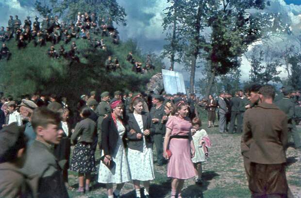 1943 Смоленск. Гуляние в ПКиО