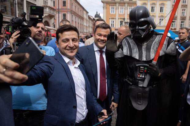 Зеленский делает селфи во время прогулки по Львову.png Зеленский делает селфи во время прогулки по Львову.png