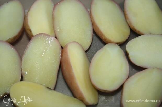 Перед самым приготовлением на природе разрезаем картофель пополам.