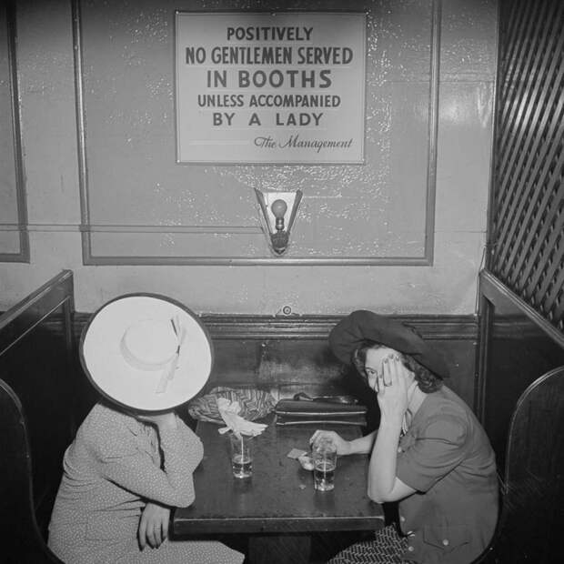 Вот как военные моряки США веселились в нью-йоркском баре в 1942 году бар, моряки