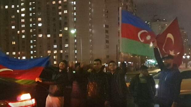 Азербайджанцы под флагом Турции избили чучело Пашиняна в Москве: Снимай, брат, снимай!