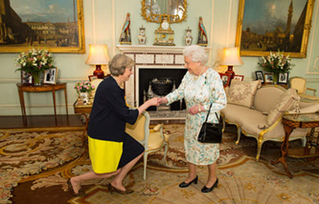 Премьер-министр Великобритании Тереза Мэй и Елизавета II
