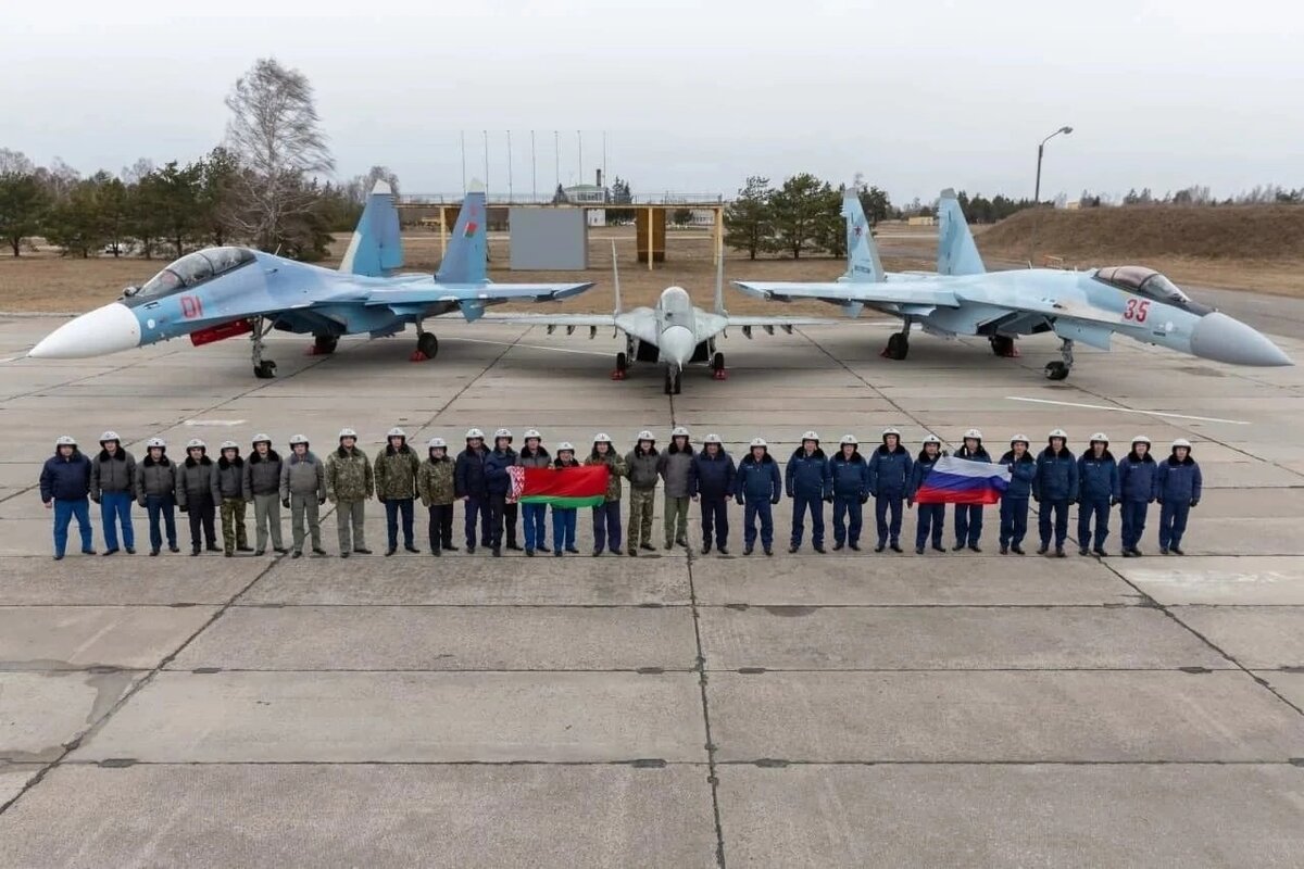 МиГ-29 на фоне Су-35