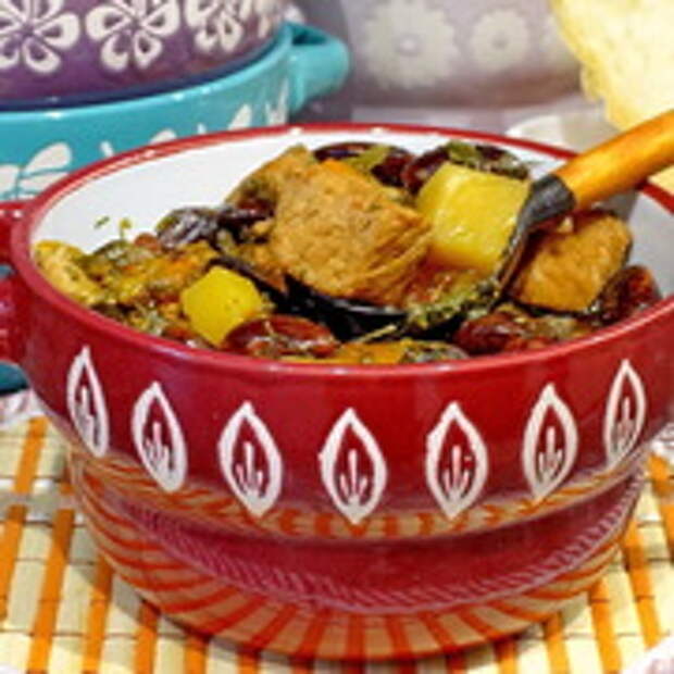 Пряная фасоль с мясом и овощами