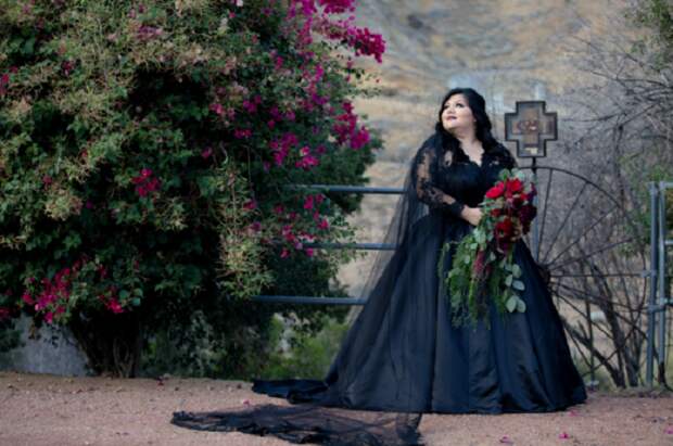 Шикарное черное платье с кружевными рукавами и пышной юбкой