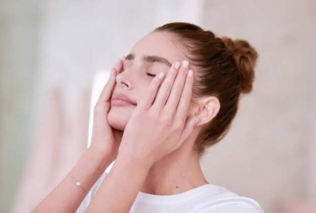 Чтобы не испортить макияж, меньше трогайте лицо руками / Фото: bhub.com.ua