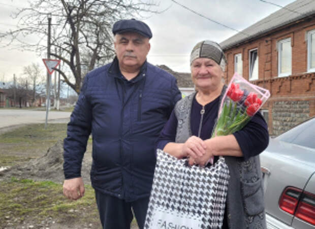 В Северной Осетии полицейские Правобережного района вместе с ветеранами поздравили с Международным женским днём семьи сотрудников, погибших при исполнении служебных обязанностей