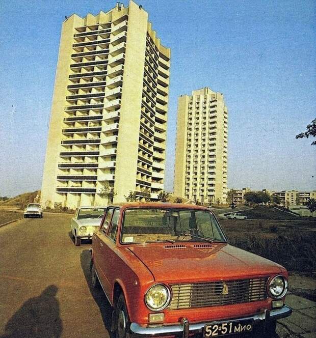 Так чисто и свободно было на улице Калиновского в Минске в 1970-е годы. Тогда было принято снимать "дворники" с автомобилей и уносить их с собой во избежании их кражи.