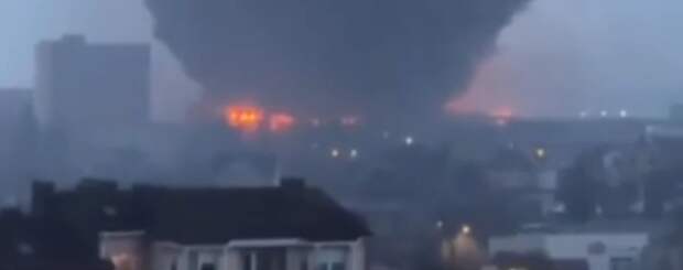 Большой склад ВСУ взорван и сгорел на самом западе Украины: пожарище в Луцке, черный дым накрыл город