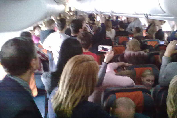 Пассажиры застрявшего в аэропорту из-за бури самолета в ожидании вылета пели "Катюшу"