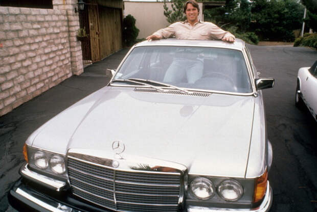 Обхват груди молодого Арнольда Шварценеггера — 145 см, поэтому он с трудом мог просунуться в люк Mercedes-Benz W116 Арнольд Шварценеггер, авто, шварценеггер