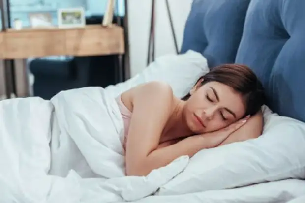Эксперт рассказал об опасности сна с телефоном под подушкой
