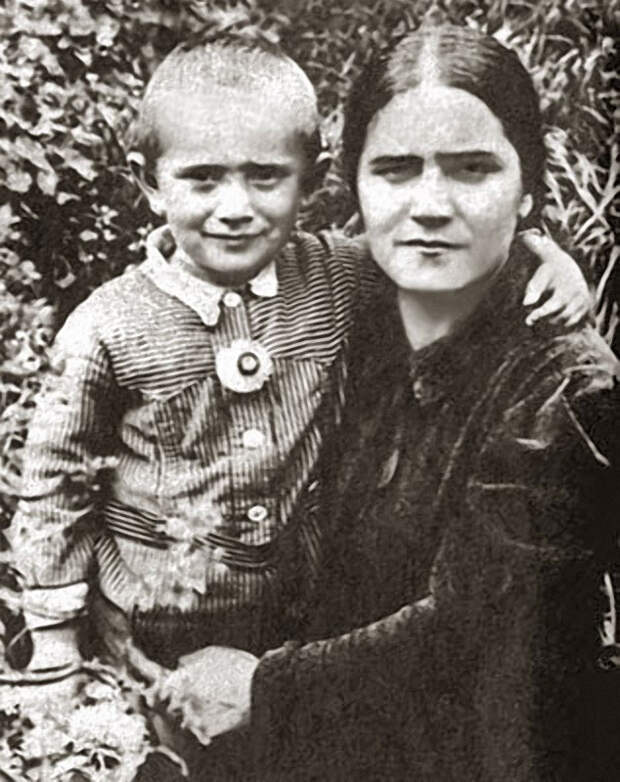 1192 Армен Джигарханян с мамой Еленой Васильевной.jpg 1192 Армен Джигарханян с мамой Еленой Васильевной.jpg