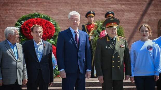 Собянин возложил венок к Могиле Неизвестного Солдата у Кремлевской стены