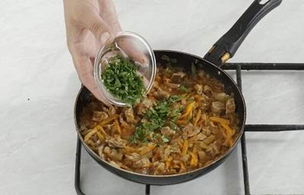 шаг 5 Добавляем зелень к мясу