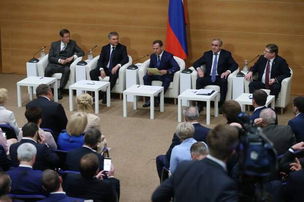 Медведев назвал "единороссам" имена кандидатов в правительство